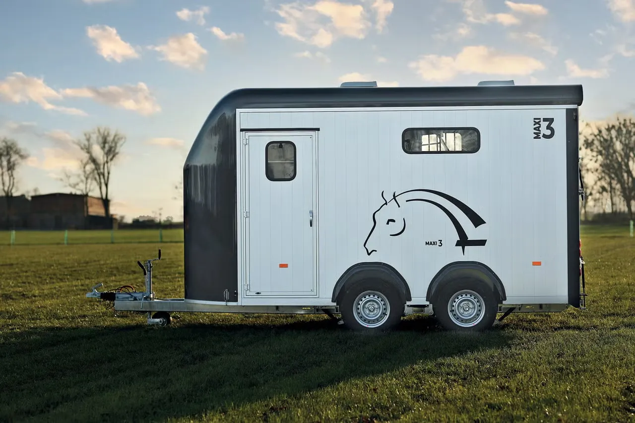 Cheval Liberté MAXI 3 Pferdeanhänger - 3 Pferde Diagonallader Frontausstieg Pullman2 Sattelkammer – Bild 1