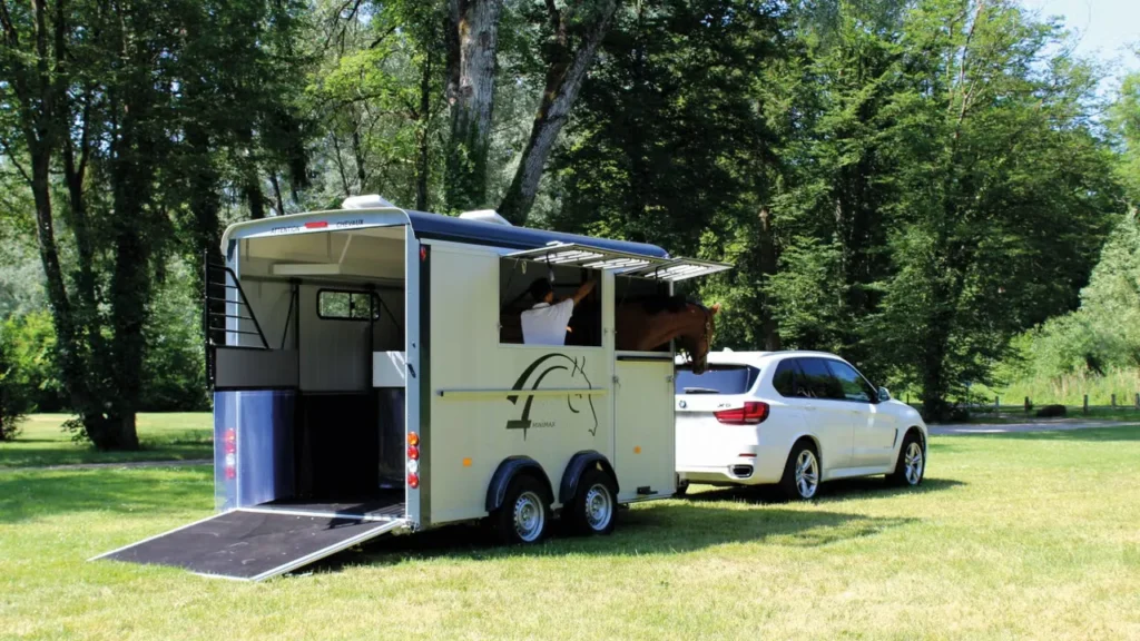 Cheval Liberté MAXI 3 Pferdeanhänger - 3 Pferde Diagonallader Frontausstieg Pullman2 Sattelkammer