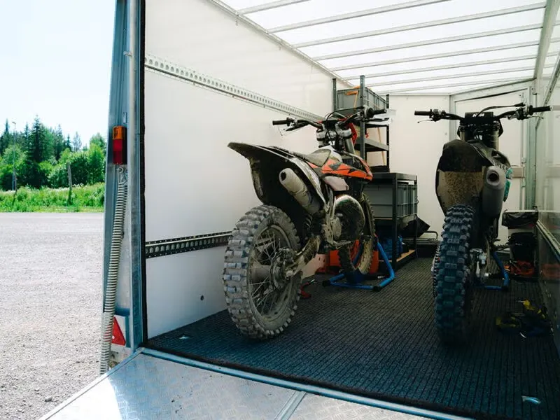 Ifor Williams BV106 7-Fuß Kofferanhänger - 3500kg Tandem Parabelfederung Kombirampe Stehhöhe
