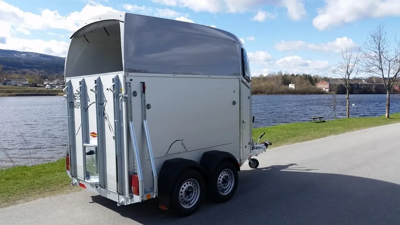 Böckmann Champion R Pferdeanhänger - 2 Pferde Vollalu CFF-Fahrwerk Sattelkammer 2400kg – Bild 3