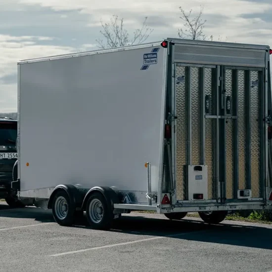 Ifor Williams BV126 7-Fuß Kofferanhänger - 3500kg Tandem Parabelfederung Kombirampe Stehhöhe – Bild 7