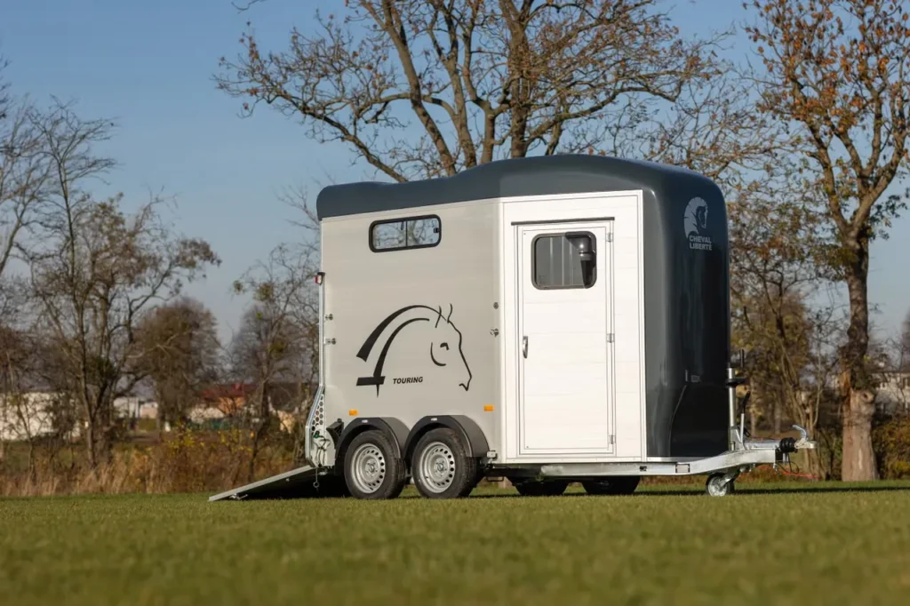 Cheval Liberté Touring Jumping - 2 Pferde Pferdeanhänger Vollalu Sattelkammer Pullman2 100km/h
