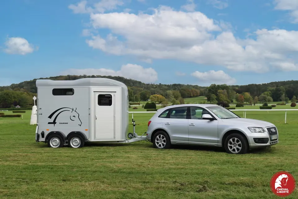 Cheval Liberté Touring Jumping - 2 Pferde Pferdeanhänger Vollalu Sattelkammer Pullman2 100km/h