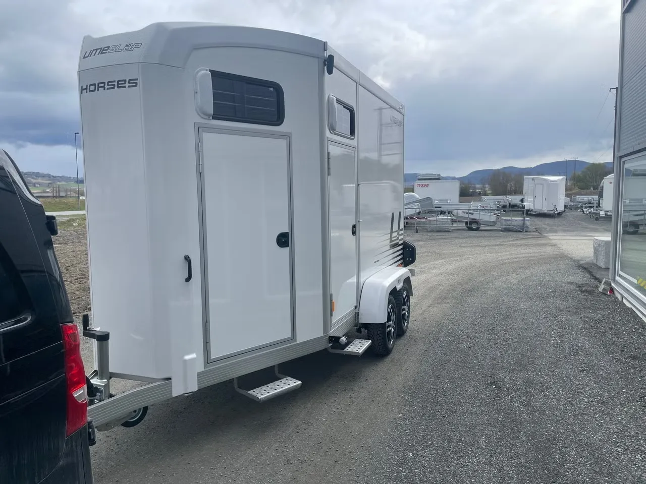 Umesläp B60 Touring Pferdeanhänger - 2 Pferde Vollalu Sandwich-Bauweise XXL-Sattelkammer LED – Bild 15