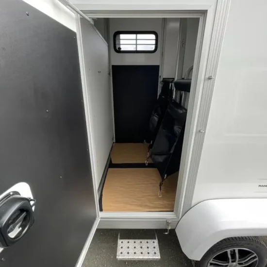 Umesläp B60 Touring Pferdeanhänger - 2 Pferde Vollalu Sandwich-Bauweise XXL-Sattelkammer LED – Bild 7