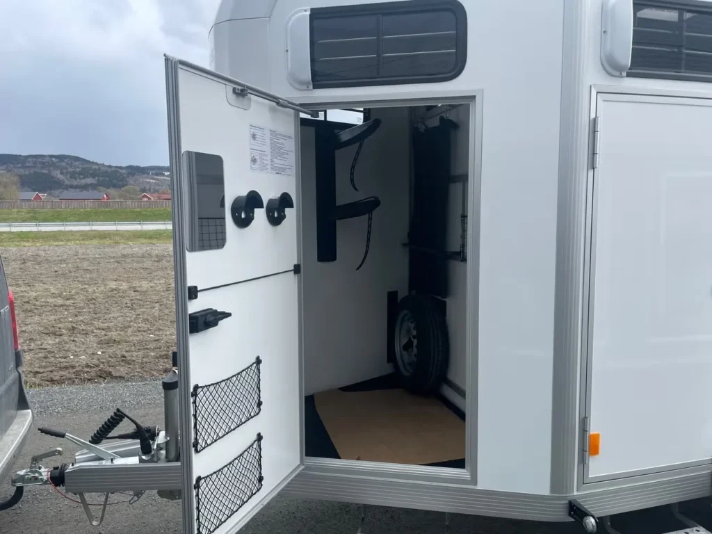 Umesläp B60 Touring Pferdeanhänger - 2 Pferde Vollalu Sandwich-Bauweise XXL-Sattelkammer LED