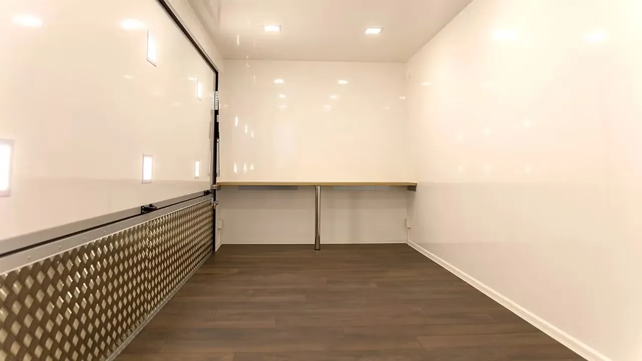 Respo 610 Messeanhänger - 2000kg Tandem Verkaufsanhänger Isoliert 230V LED Showroom – Bild 6