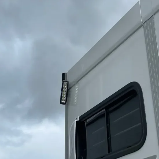 Umesläp B60 Touring Pferdeanhänger - 2 Pferde Vollalu Sandwich-Bauweise XXL-Sattelkammer LED – Bild 5