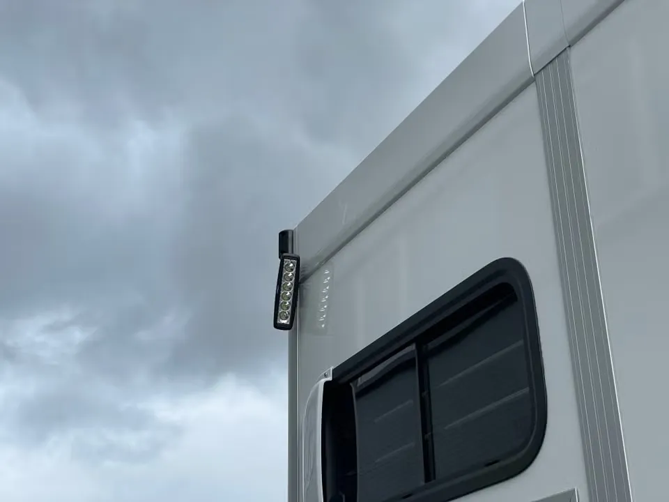 Umesläp B60 Touring Pferdeanhänger - 2 Pferde Vollalu Sandwich-Bauweise XXL-Sattelkammer LED