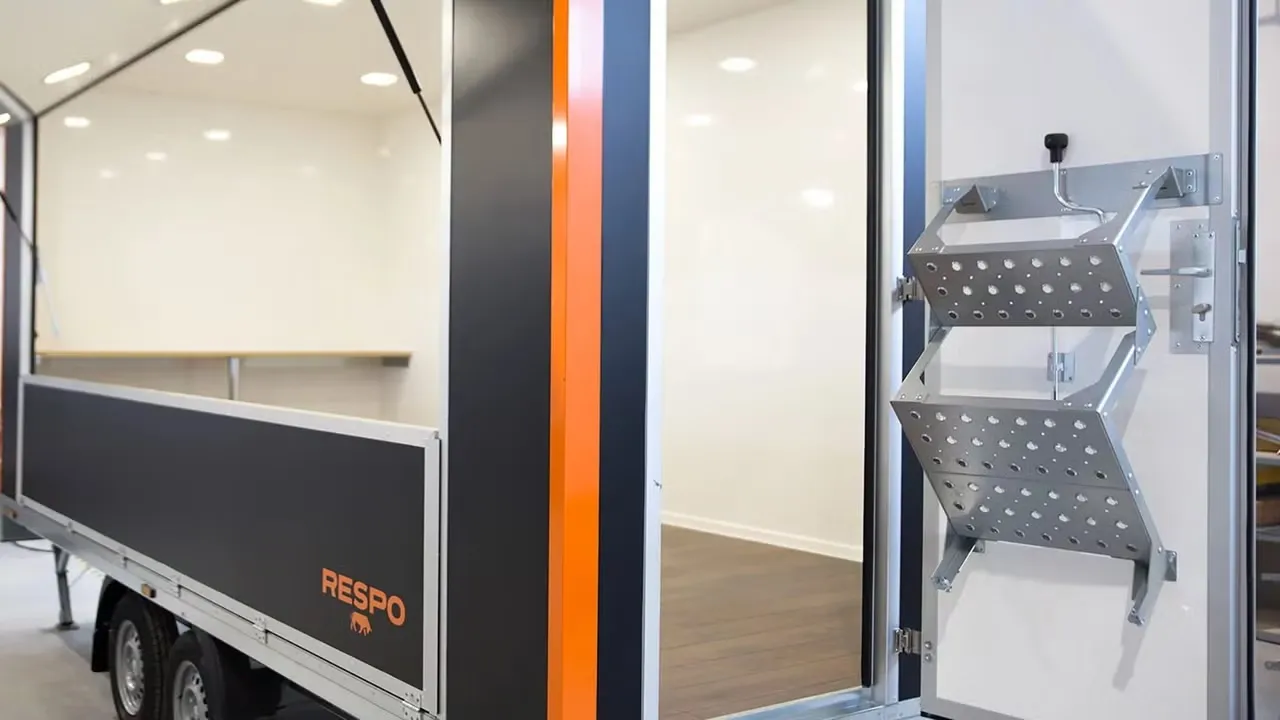 Respo 610 Messeanhänger - 2000kg Tandem Verkaufsanhänger Isoliert 230V LED Showroom – Bild 4