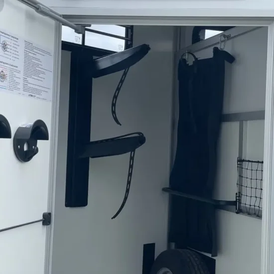 Umesläp B60 Touring Pferdeanhänger - 2 Pferde Vollalu Sandwich-Bauweise XXL-Sattelkammer LED – Bild 4
