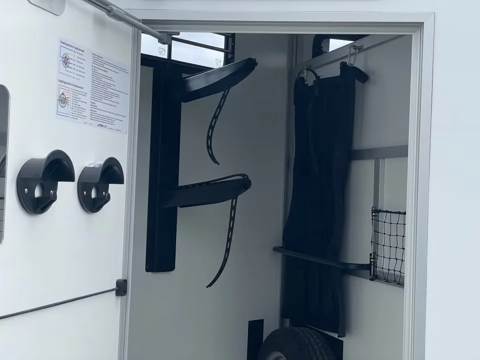 Umesläp B60 Touring Pferdeanhänger - 2 Pferde Vollalu Sandwich-Bauweise XXL-Sattelkammer LED