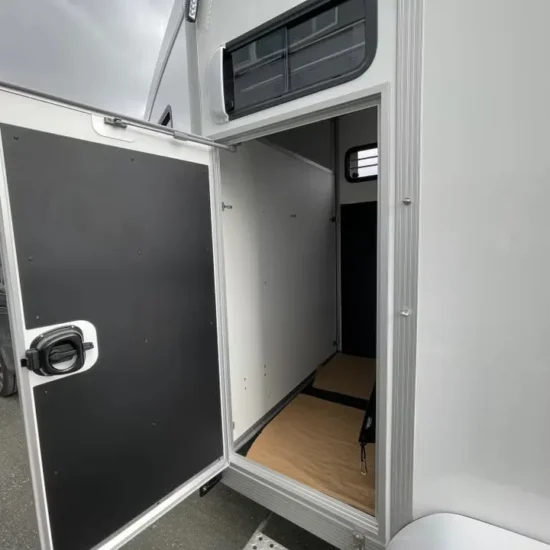 Umesläp B60 Touring Pferdeanhänger - 2 Pferde Vollalu Sandwich-Bauweise XXL-Sattelkammer LED – Bild 3