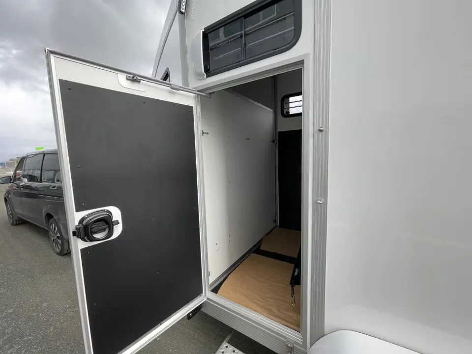 Umesläp B60 Touring Pferdeanhänger - 2 Pferde Vollalu Sandwich-Bauweise XXL-Sattelkammer LED