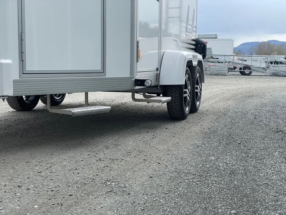 Umesläp B60 Touring Pferdeanhänger - 2 Pferde Vollalu Sandwich-Bauweise XXL-Sattelkammer LED
