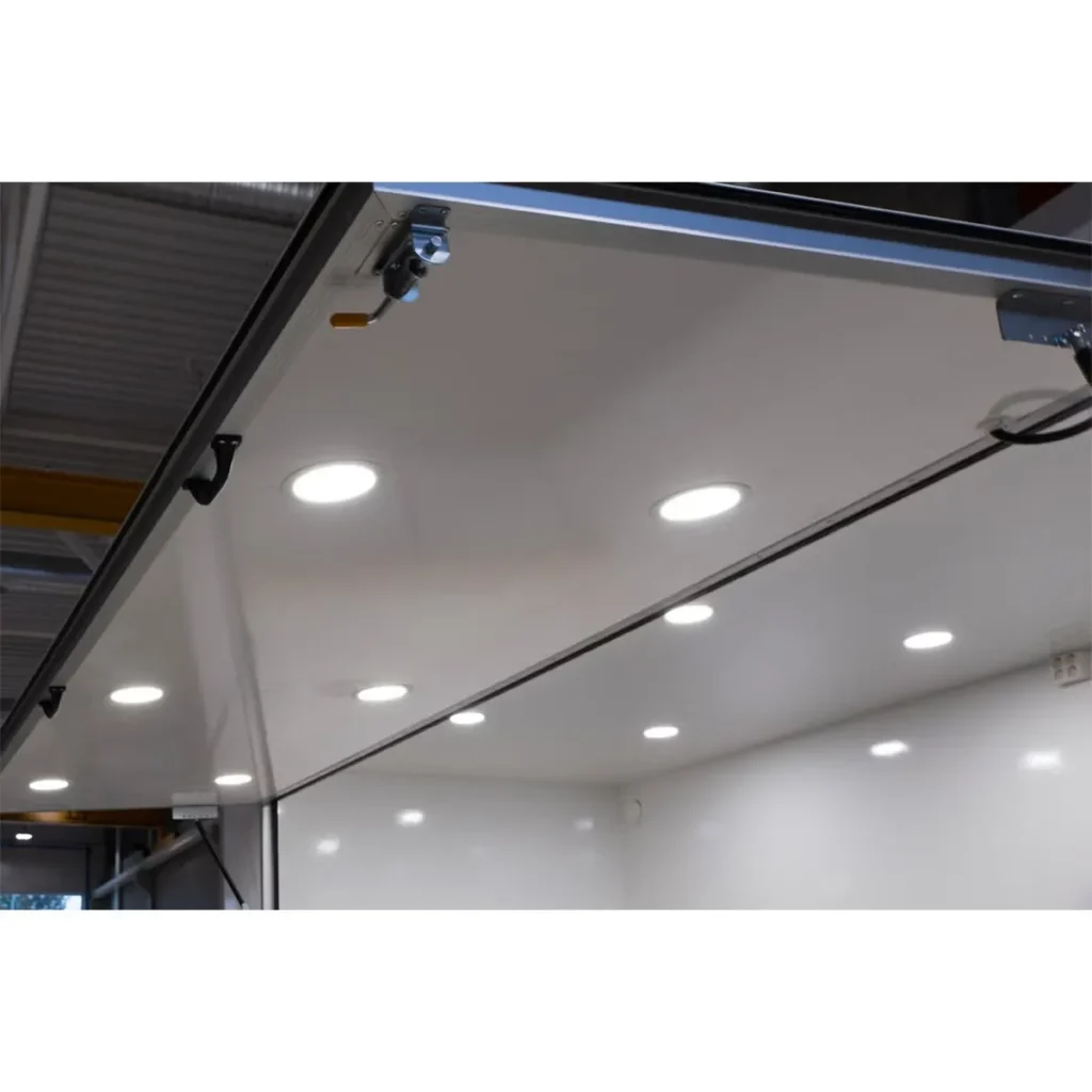 Respo 610 Messeanhänger - 2000kg Tandem Verkaufsanhänger Isoliert 230V LED Showroom
