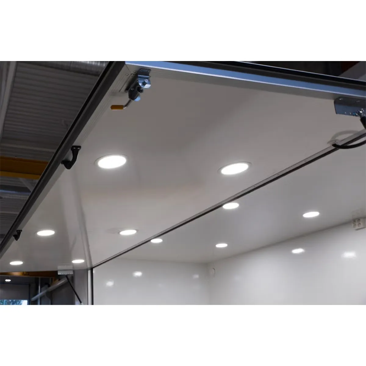 Respo 610 Messeanhänger - 2000kg Tandem Verkaufsanhänger Isoliert 230V LED Showroom – Bild 16