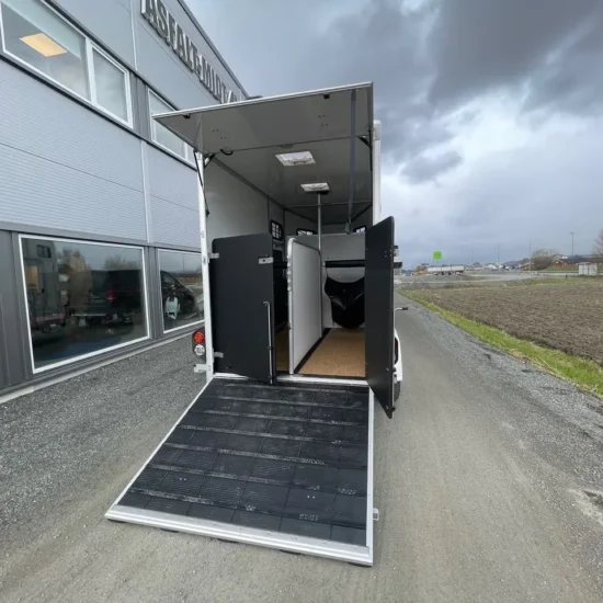Umesläp B60 Touring Pferdeanhänger - 2 Pferde Vollalu Sandwich-Bauweise XXL-Sattelkammer LED – Bild 14