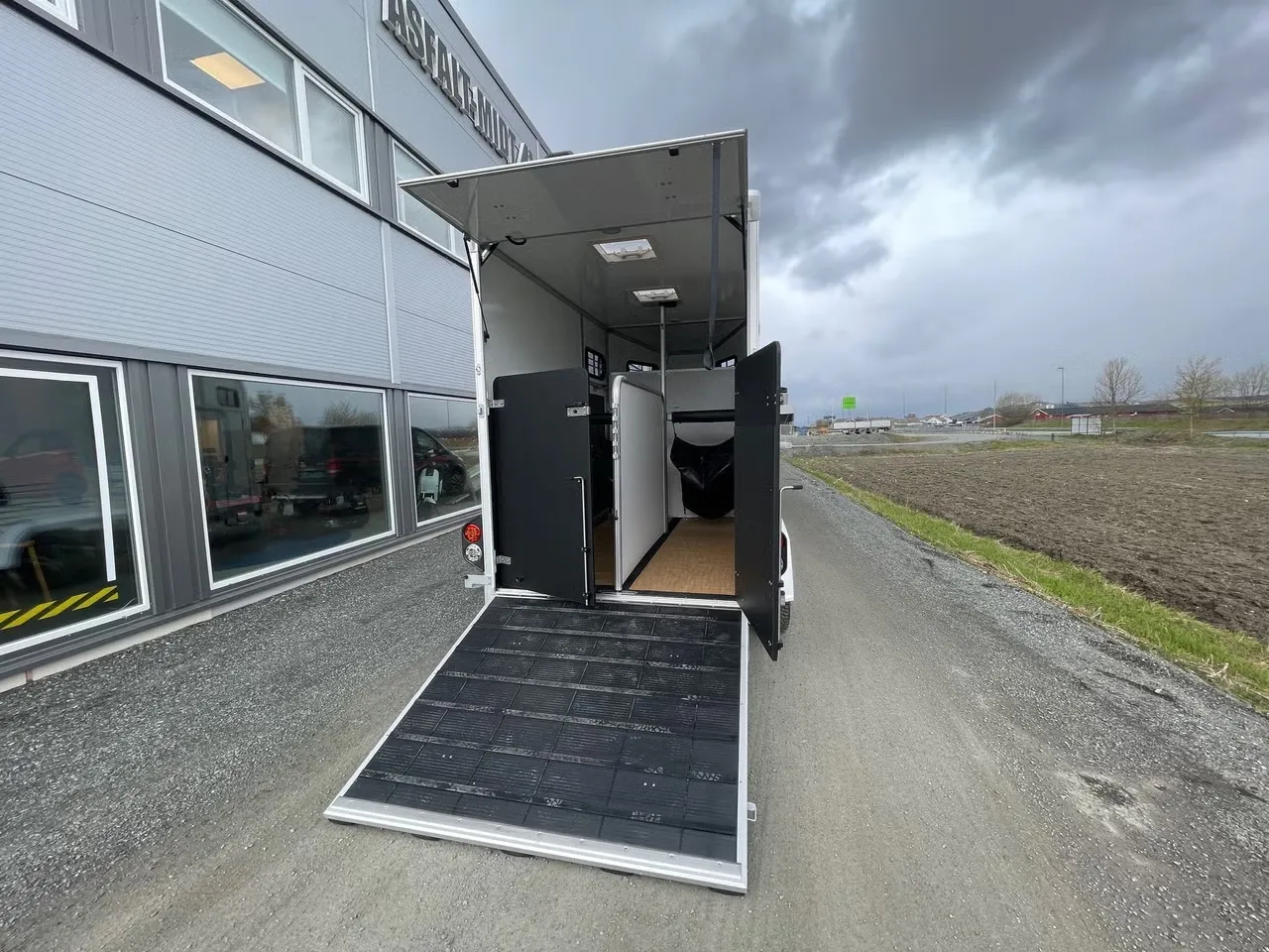 Umesläp B60 Touring Pferdeanhänger - 2 Pferde Vollalu Sandwich-Bauweise XXL-Sattelkammer LED – Bild 14