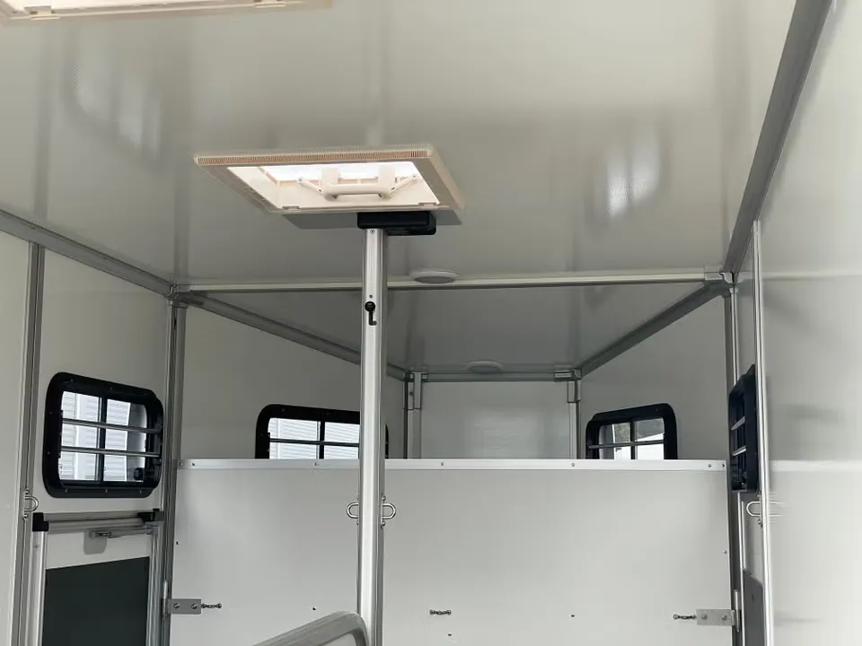 Umesläp B60 Touring Pferdeanhänger - 2 Pferde Vollalu Sandwich-Bauweise XXL-Sattelkammer LED