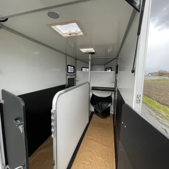Umesläp B60 Touring Pferdeanhänger - 2 Pferde Vollalu Sandwich-Bauweise XXL-Sattelkammer LED – Bild 13