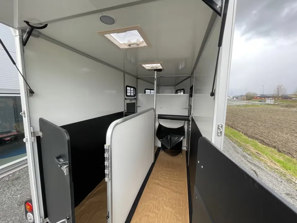 Umesläp B60 Touring Pferdeanhänger - 2 Pferde Vollalu Sandwich-Bauweise XXL-Sattelkammer LED