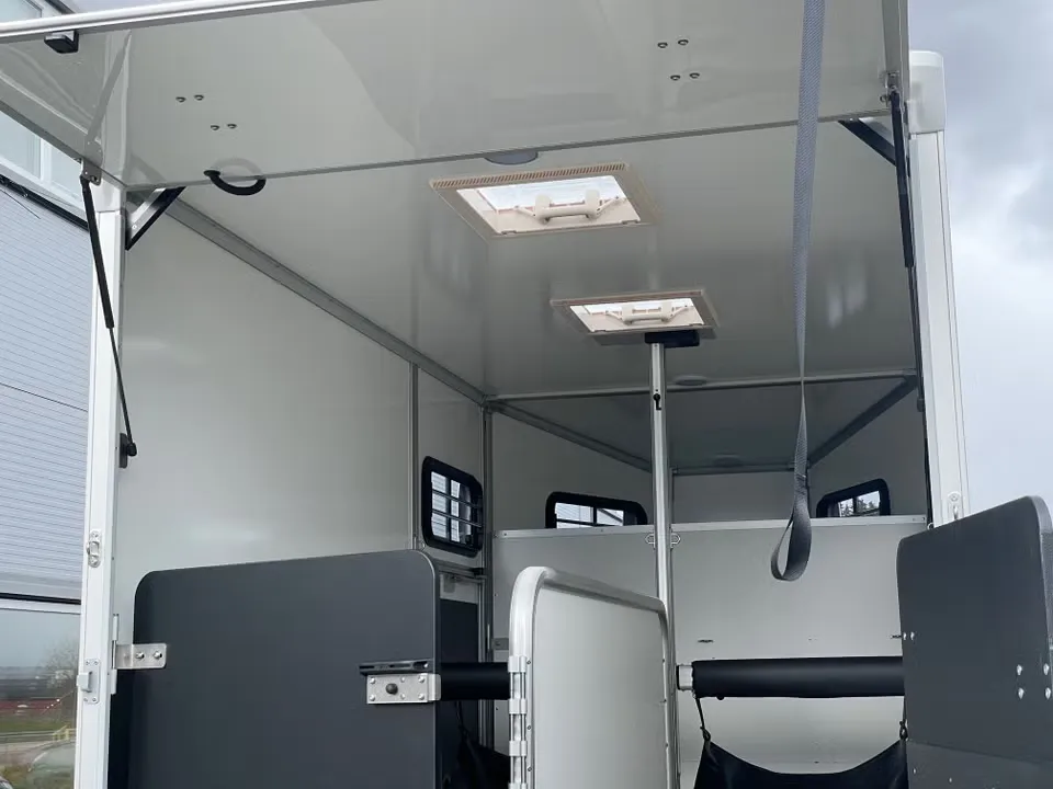 Umesläp B60 Touring Pferdeanhänger - 2 Pferde Vollalu Sandwich-Bauweise XXL-Sattelkammer LED