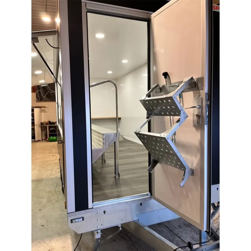 Respo 610 Messeanhänger - 2000kg Tandem Verkaufsanhänger Isoliert 230V LED Showroom