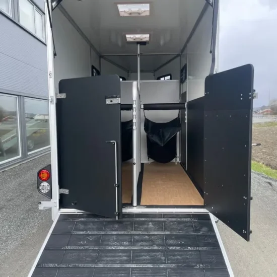Umesläp B60 Touring Pferdeanhänger - 2 Pferde Vollalu Sandwich-Bauweise XXL-Sattelkammer LED – Bild 10