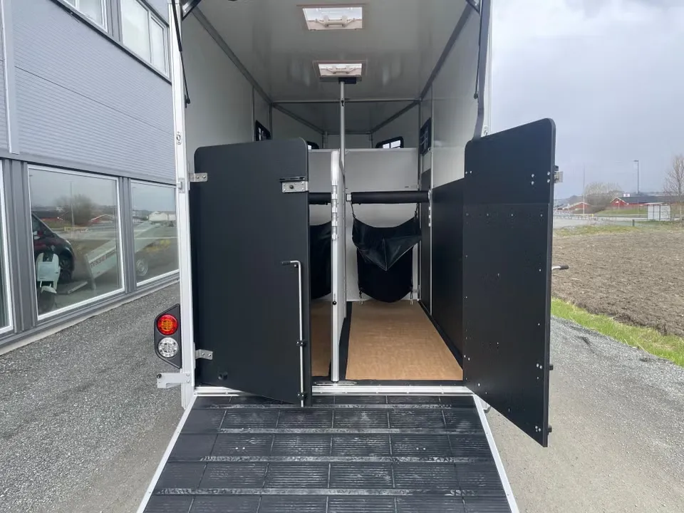 Umesläp B60 Touring Pferdeanhänger - 2 Pferde Vollalu Sandwich-Bauweise XXL-Sattelkammer LED