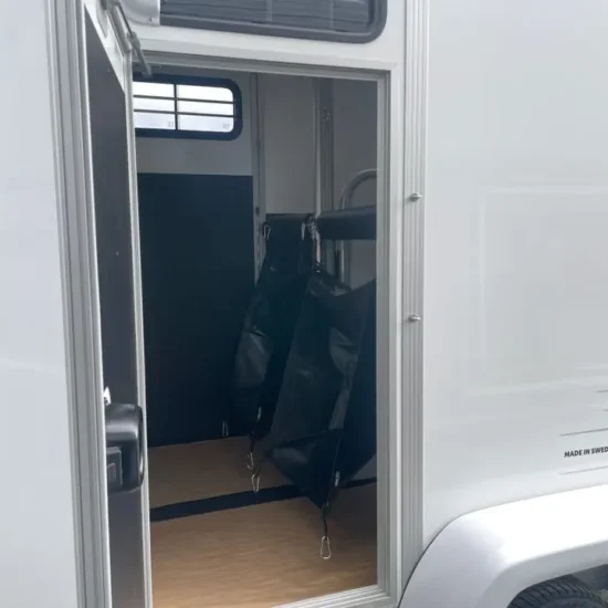 Umesläp B60 Touring Pferdeanhänger - 2 Pferde Vollalu Sandwich-Bauweise XXL-Sattelkammer LED – Bild 9