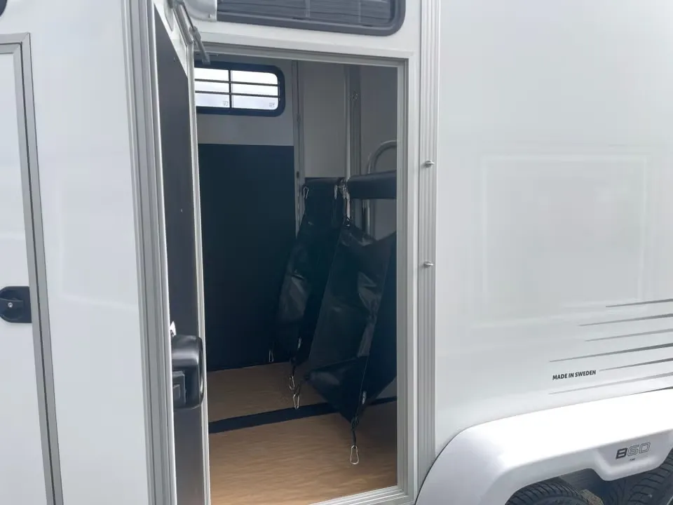 Umesläp B60 Touring Pferdeanhänger - 2 Pferde Vollalu Sandwich-Bauweise XXL-Sattelkammer LED