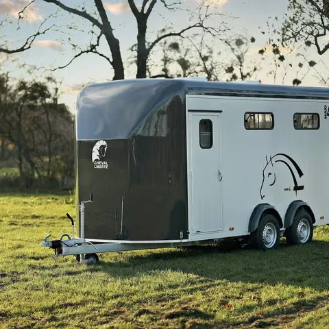 Cheval Liberté Multimax - 2 Pferde Diagonallader Frontausstieg Pullman2 Sattelkammer