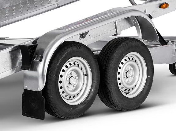 Brenderup 2513GT – Autotransporter mit KLAPPBARER AUFFAHRRAMPE & VERZINKTEM CHASSIS – 1650kg Nutzlast